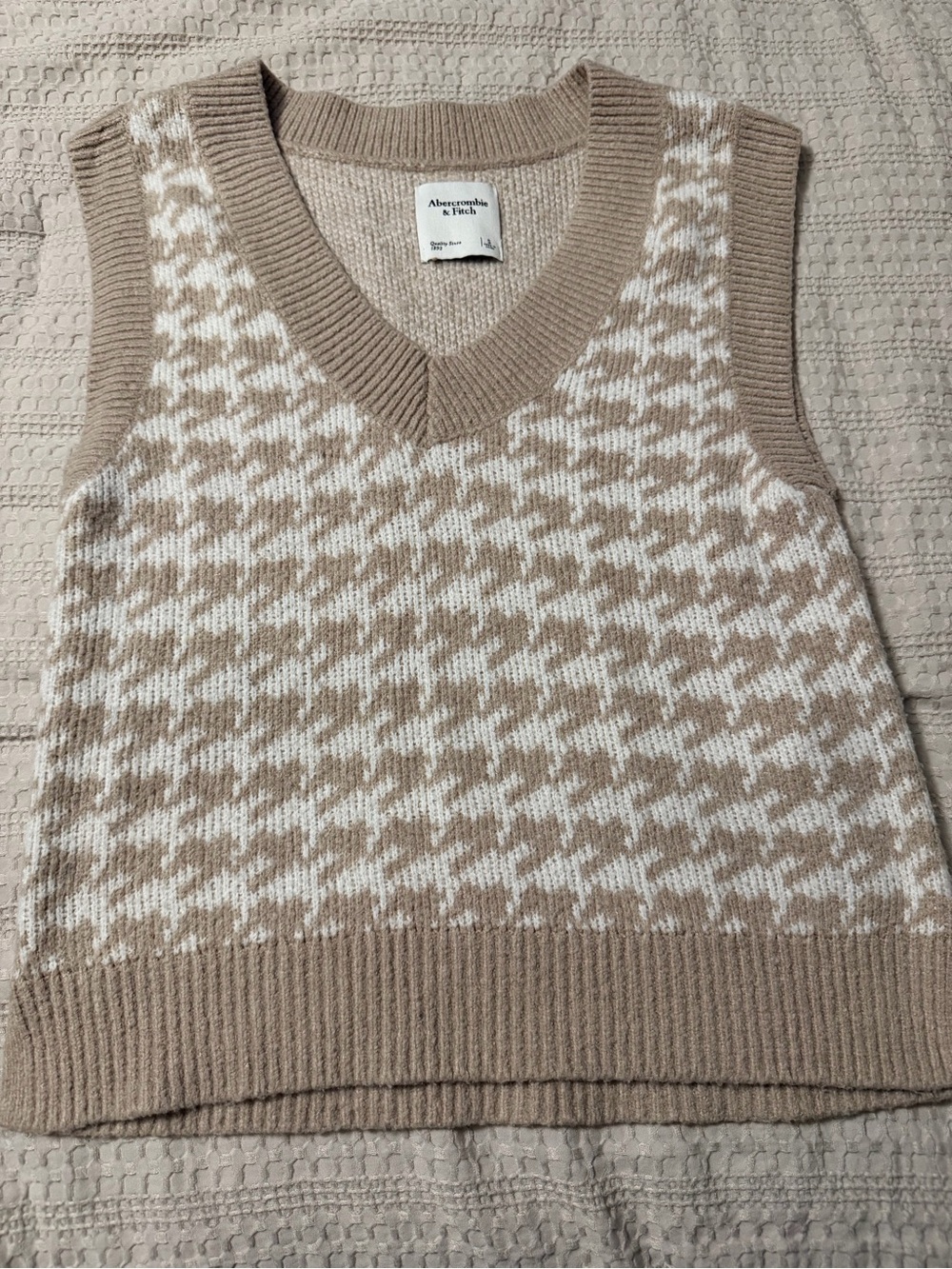Abercrombie & Fitch Beige and White Houndstooth V-Neck Sweater Vest